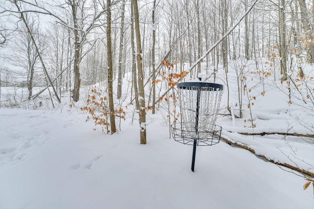 8 Mi to Sleeping Bear Dunes: Creekside Cabin