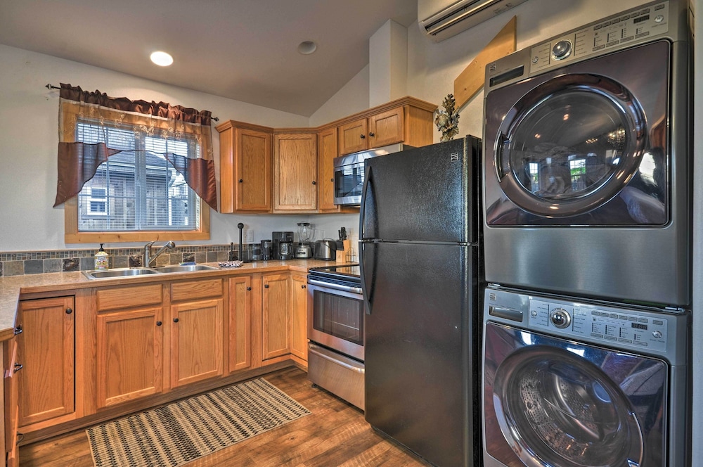 Coastal Retreat in Long Beach: Walk to Attractions view 4