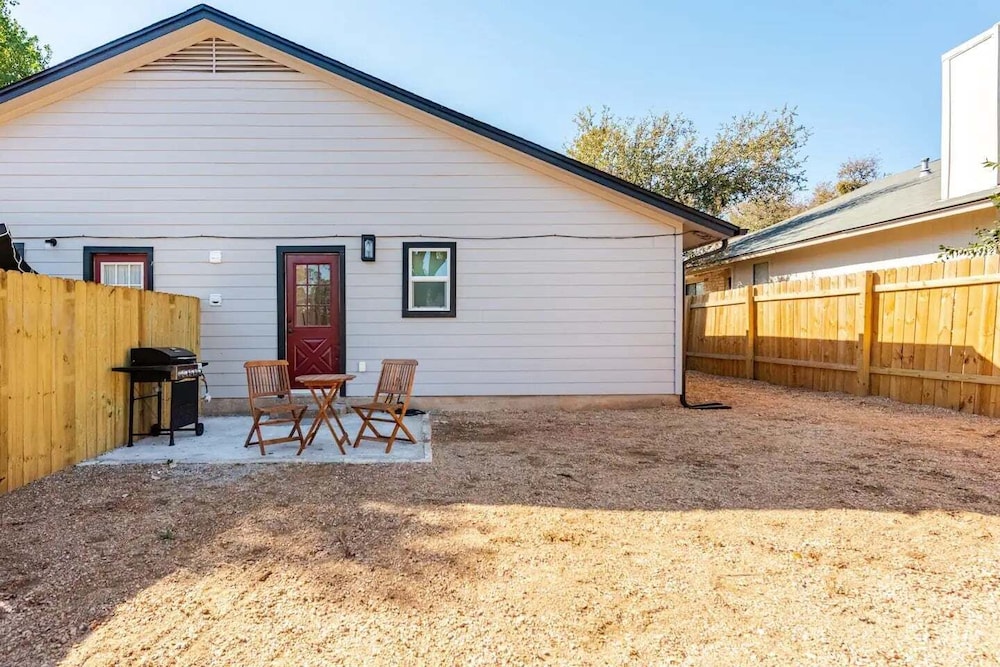 Modern 3br Townhouse Near Brushy Creek 3 Bedroom Duplex