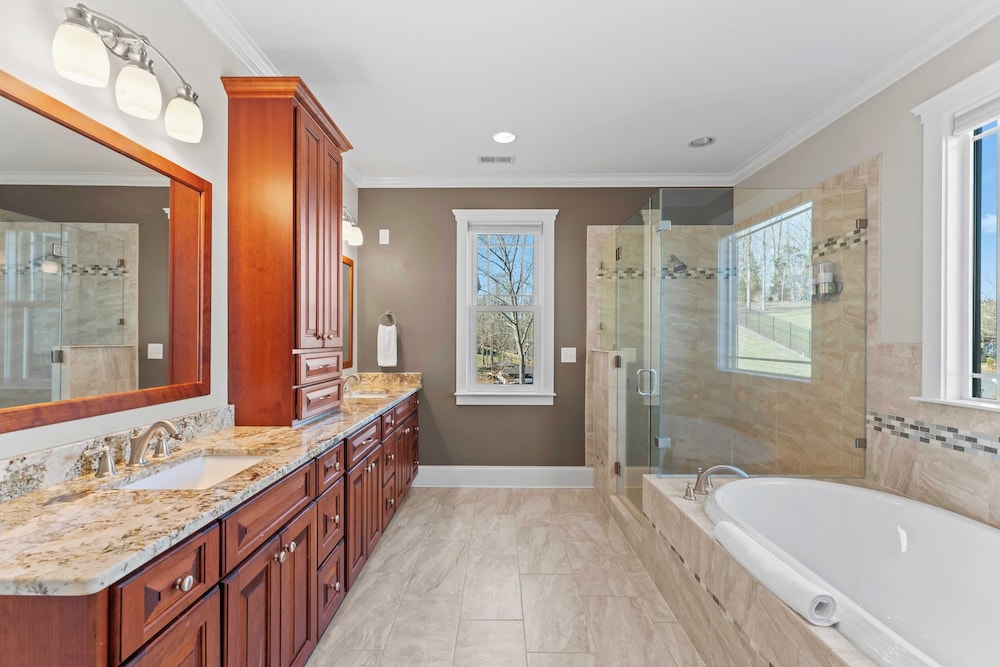 Luxury Lakefront Stay Private Dock, Indoor/outdoor Pool The Retreat
