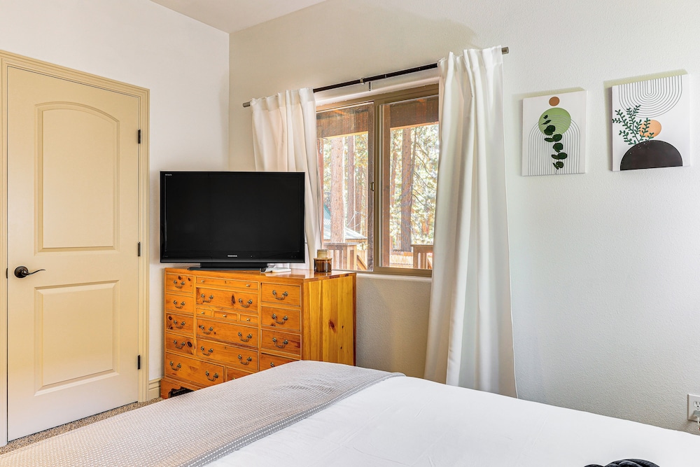 Family-friendly Lake Tahoe Home: 4 Blocks to Beach view 3