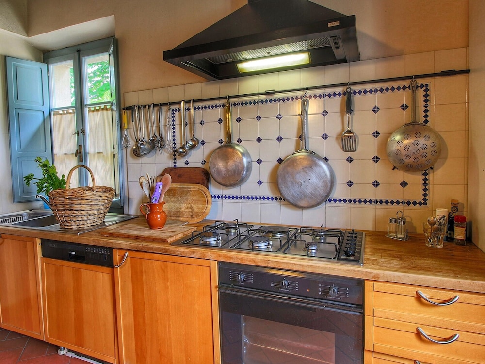 Panoramic Tuscan Villa en Sinalunga — kitchen