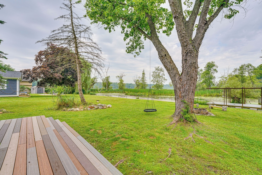 Walk to Cranberry Lake: Quaint Family Cottage