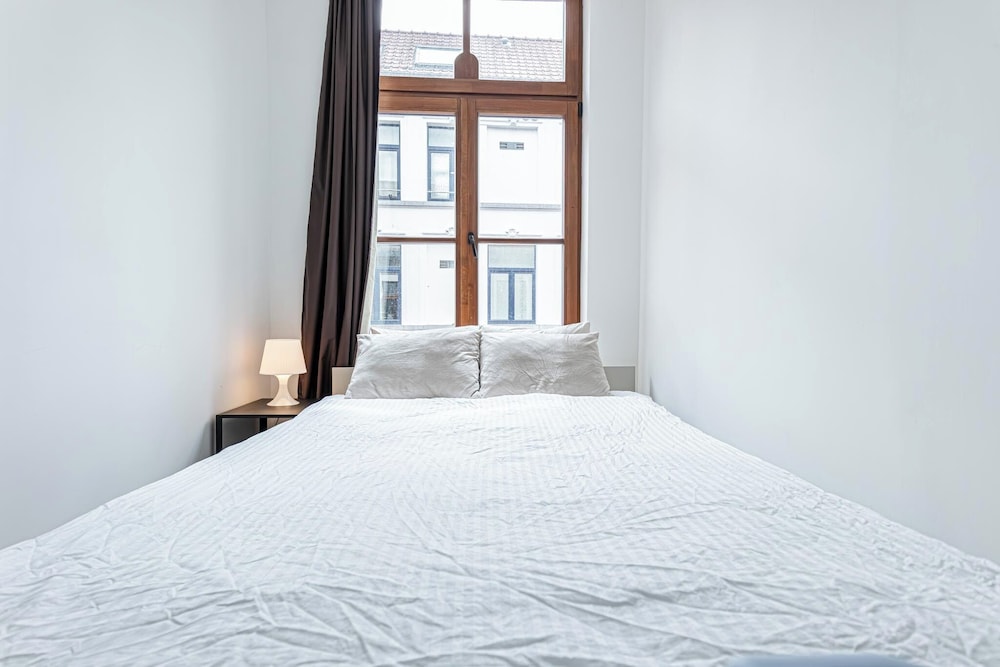Modern 3BR Apt for 6 with Patio Ghent