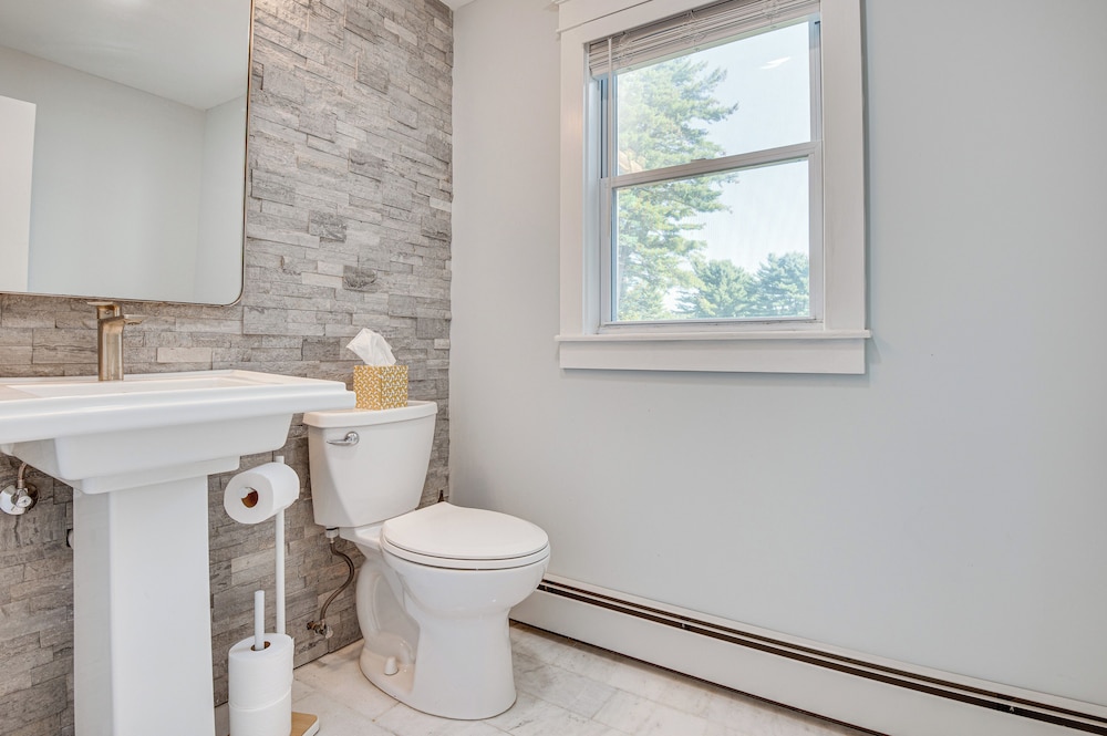 Golf, Hike & Explore: Family Home in Pembroke!