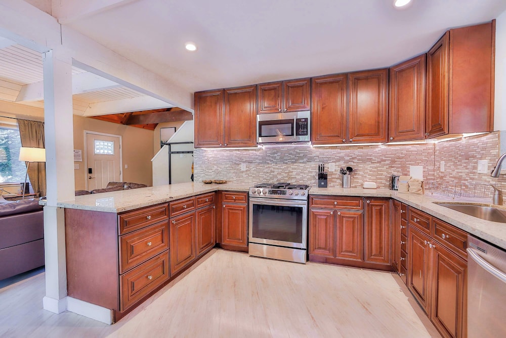 Iroquois Ridge Charming Home for 8 w/ Hot Tub Near Lake Tahoe & Skiing