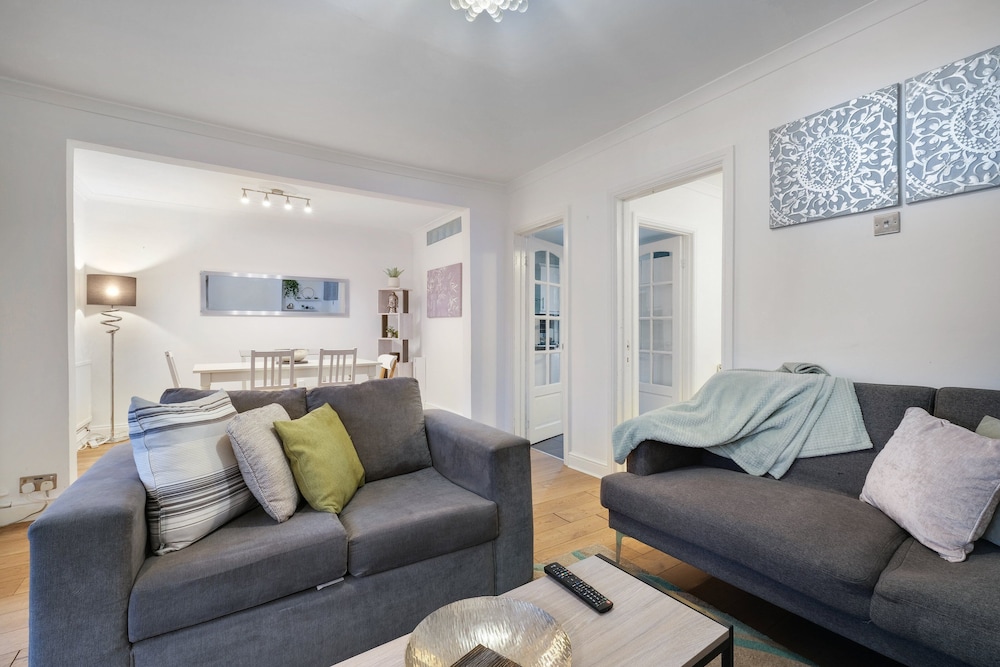 Modern 4 Bedroom Hse Garden in Feltham