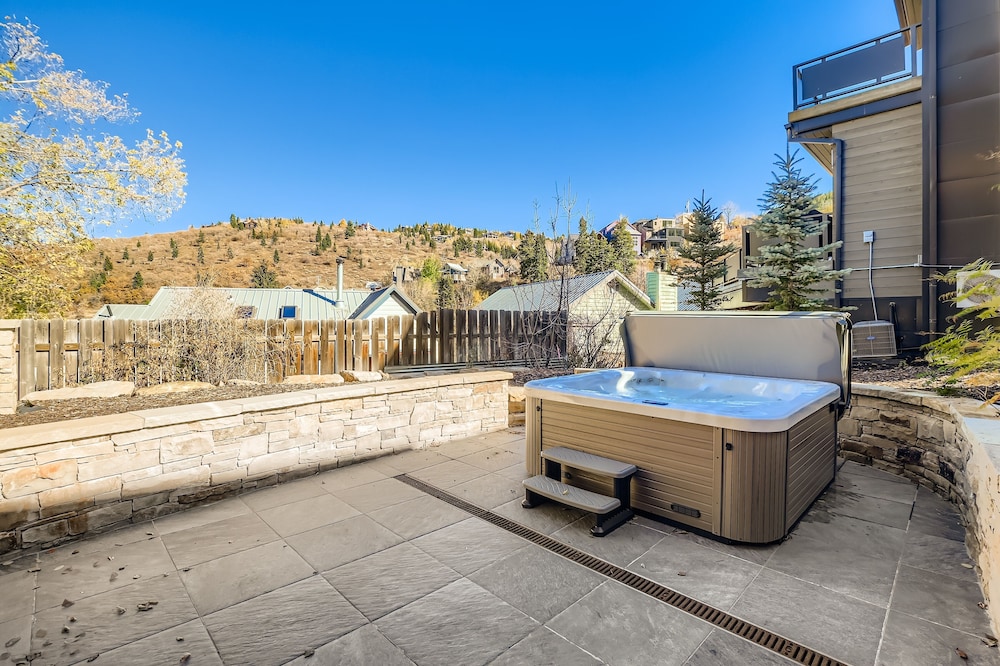 King Road Luxury Lodge, Private Hottub, Game Room, Media Room 45 4 Bedroom Home