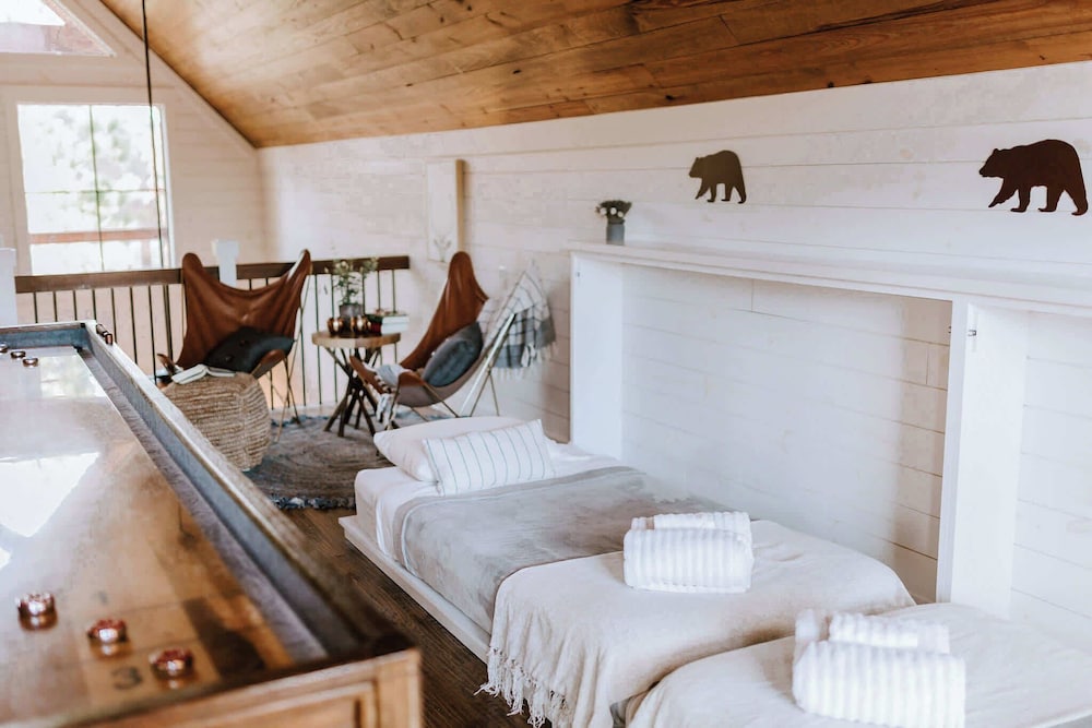 Sugarberry Farm Farmhouse! Firepit, Porch Swing