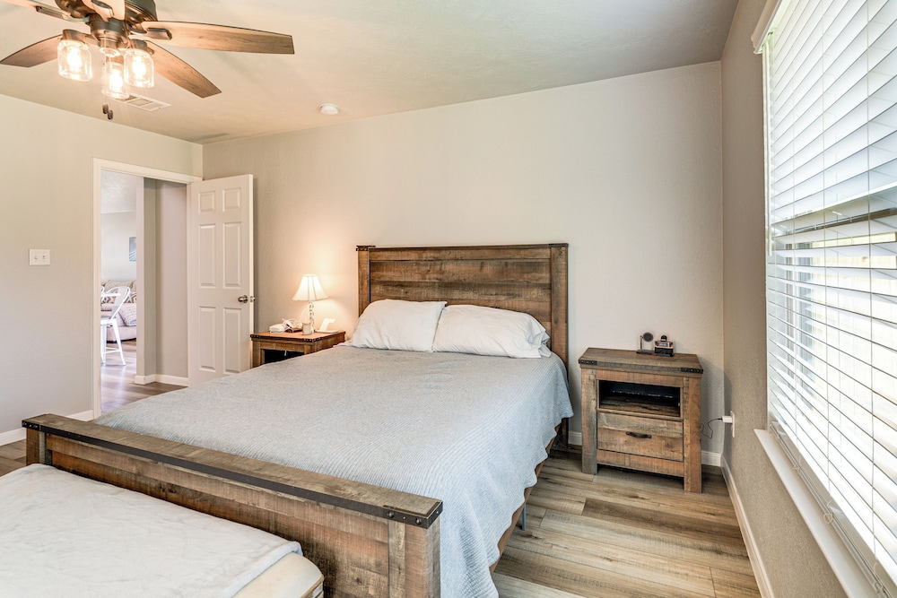 9 Mi to College Station: Dog-friendly Home w/ Yard