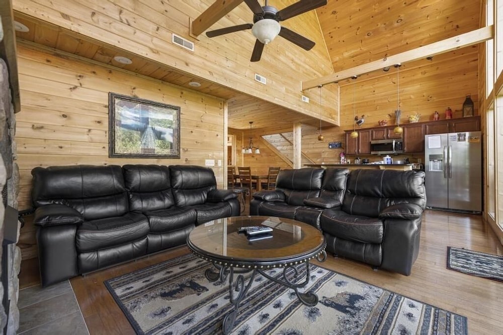 A Peace of Paradise - 3 Bedrooms, 3 Baths, Sleeps 8 Cabin by RedAwning