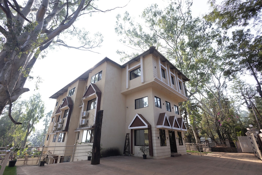 Green Paradise Hotel And Restaurant