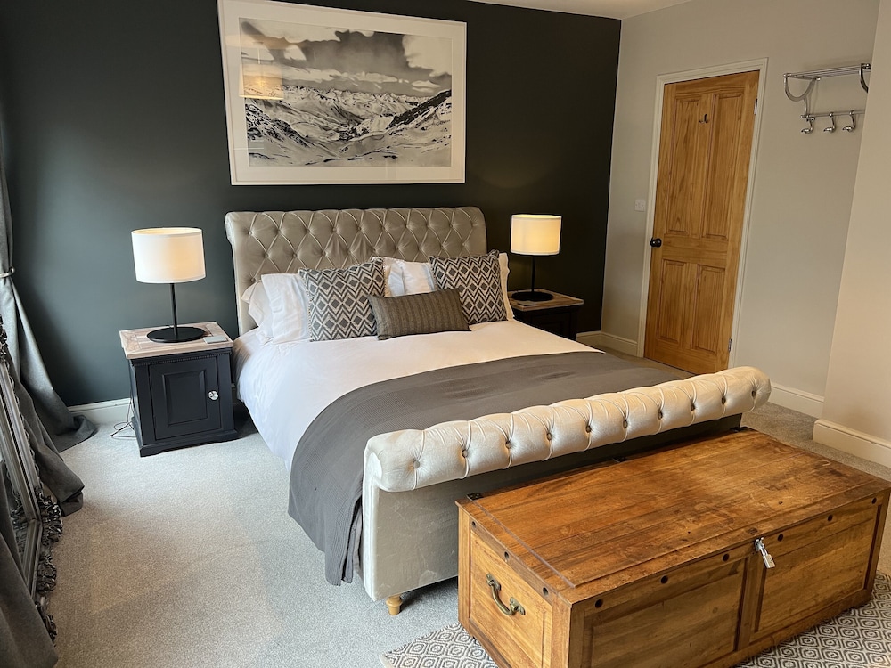 Luxurious Victorian Villa With Parking, Sleeps six view 5