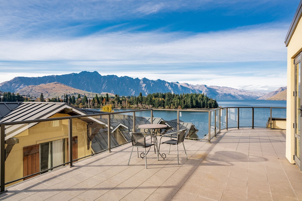 SPACIOUS UNIT WITH VIEWS AND BALCONY view 5