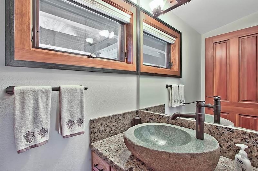 Lake Tahoe Vacations - Wilderness Lodge - 5 Br Home - Property Image 7