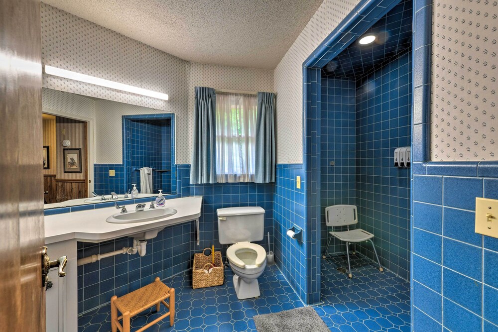 Cozy Charlotte Retreat w/ Yard ~ 5 Mi to Dtwn view 5