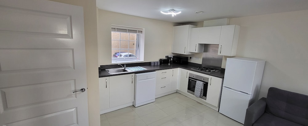Inviting 6-bed House in Nuneaton view 3