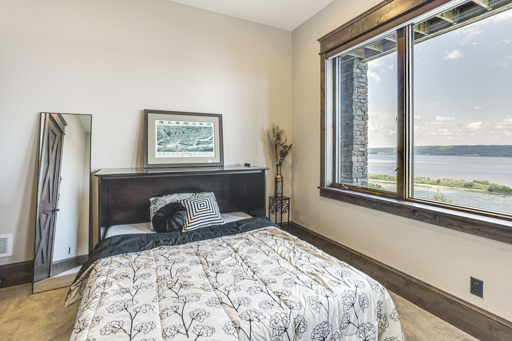 River Views + Wraparound Deck: Dubuque Getaway