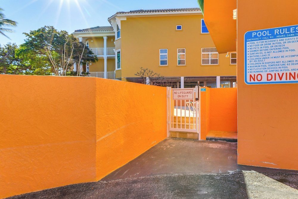 Steps to Beach: Bradenton Beach Condo w/ Deck