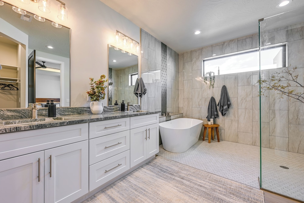 4 Mi to Sand Hollow State Park: Hurricane Townhome