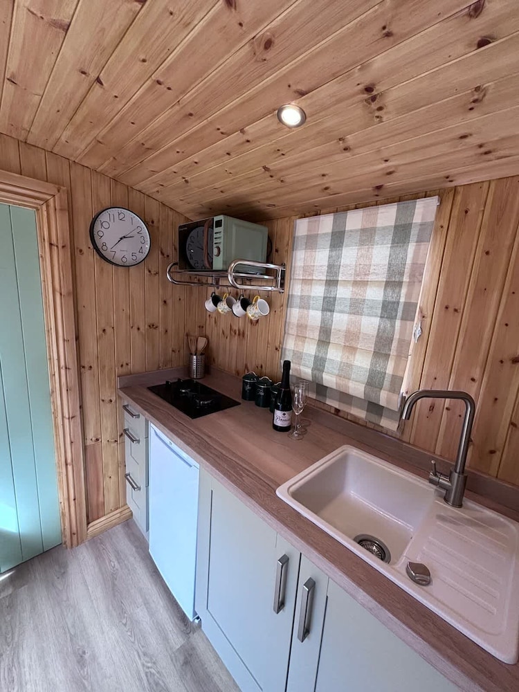 Shepherds Hut With Hot Tub