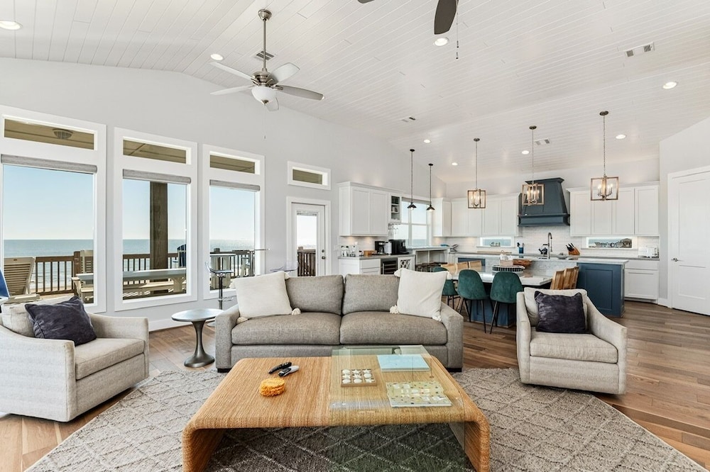 Deja Blue 5 Bedroom Home by RedAwning