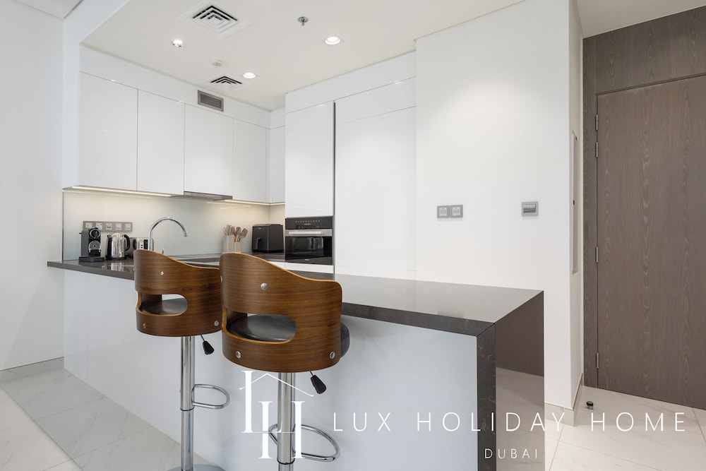 LUX | 2BR Lagoon View – District One, 10–15 min Burj Khalifa