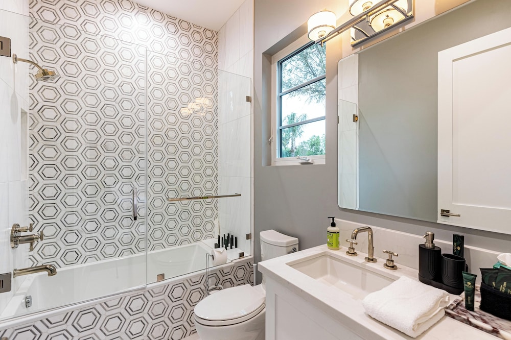 Otis Ave - Modern Farmhouse Retreat w/ Pool, Spa & Luxe Interiors
