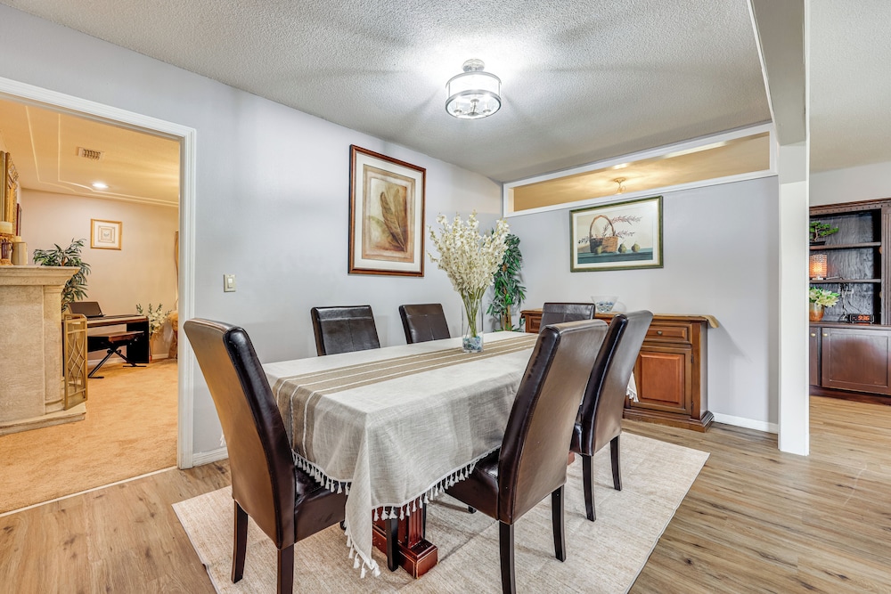 BBQ Ready: Hawthorne Home w/ Screened-in Patio