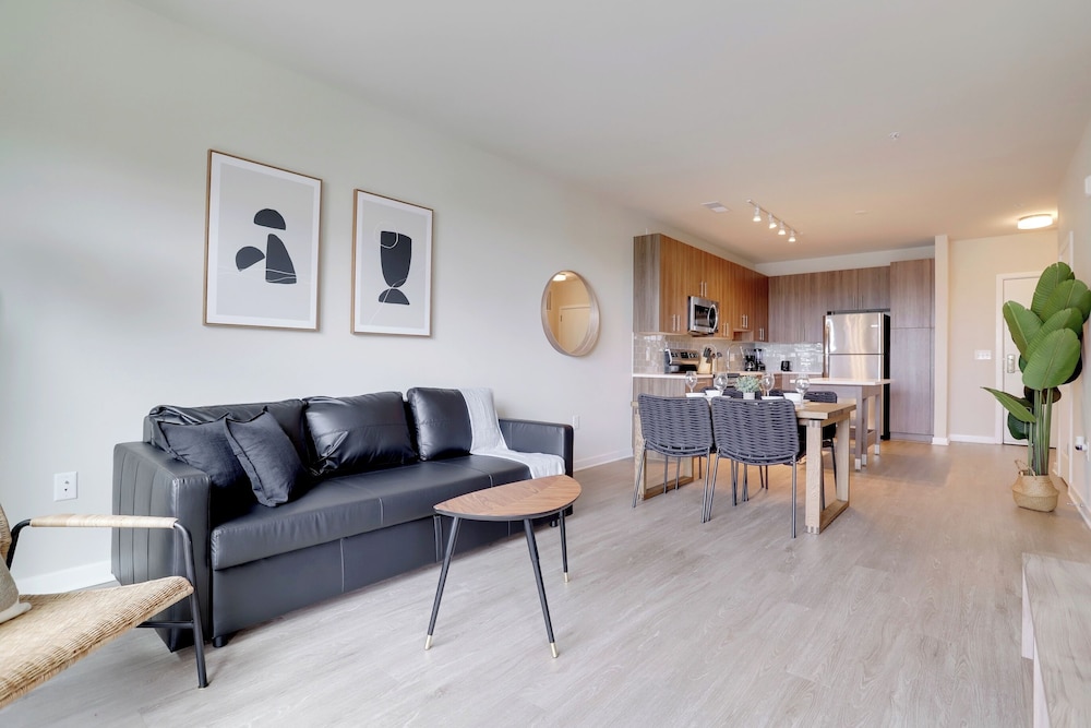 Apartment 15-Min Walk to Metro