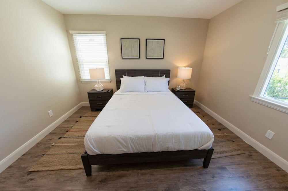 Remodeled 3BR House w Hot Tub Fenced Yard p58
