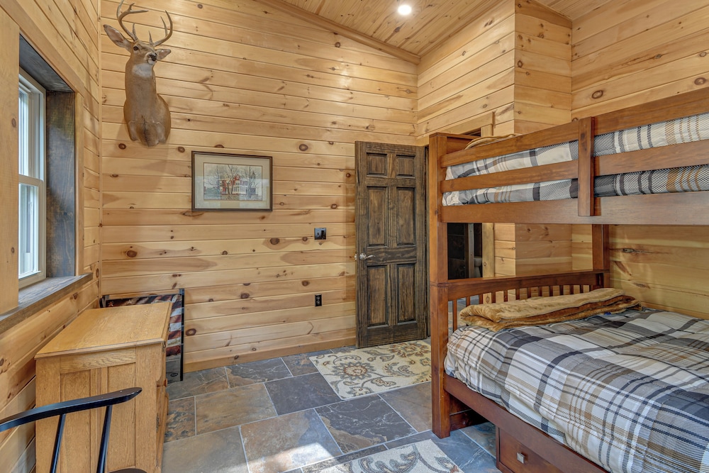 Luxe Cabin Compound 4 Mi to Cameron State Forest!