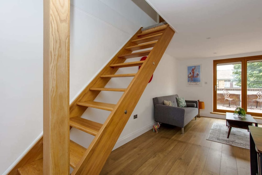 Spacious 3 Bedroom Apartment With Large Balcony