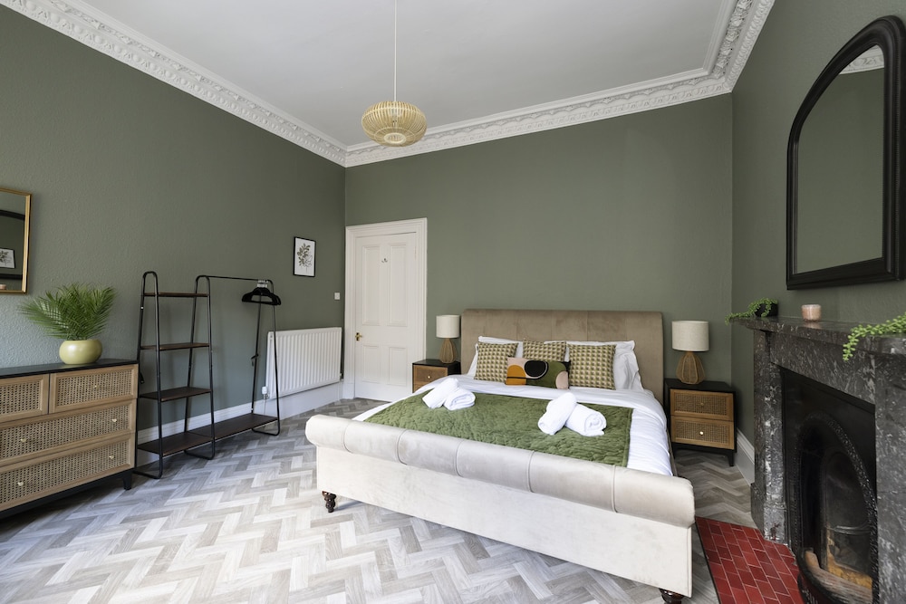 JOIVY Homely 1-Bed Flat By St Giles W/ Desk view 5