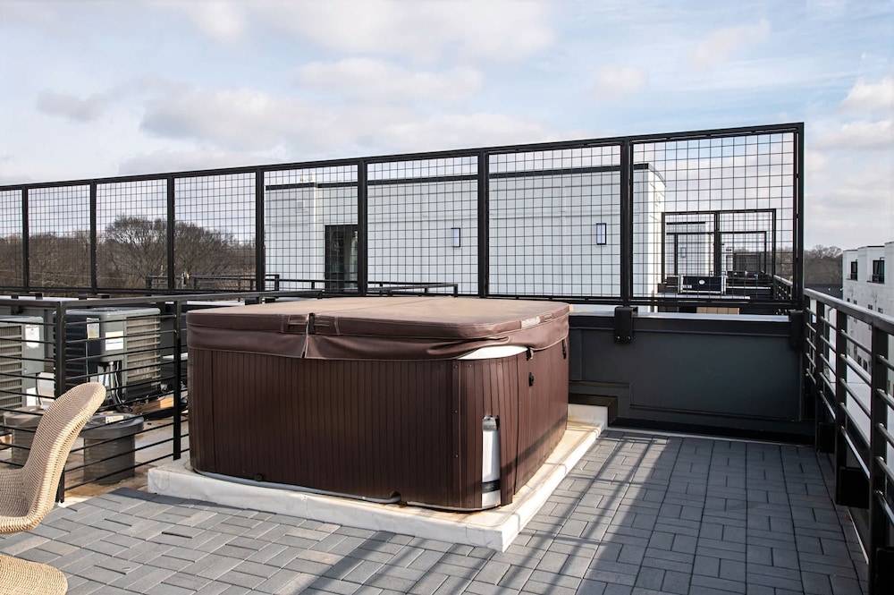 Rooftop Hot Tub Skyline Views Near Broadway