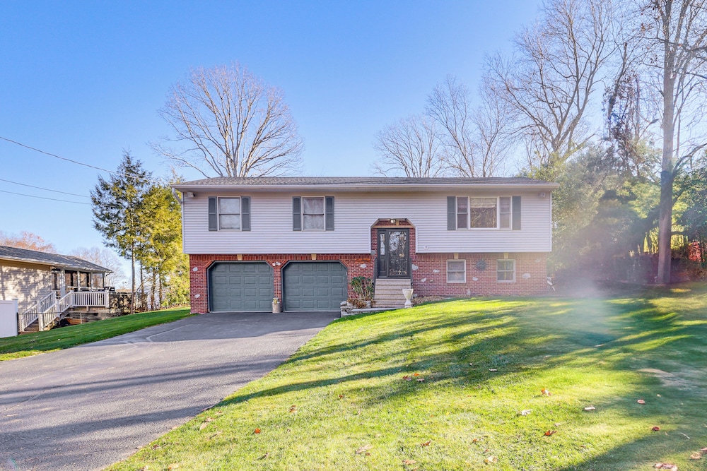 Pool, Deck & Grill: Spacious Apt in Naugatuck!