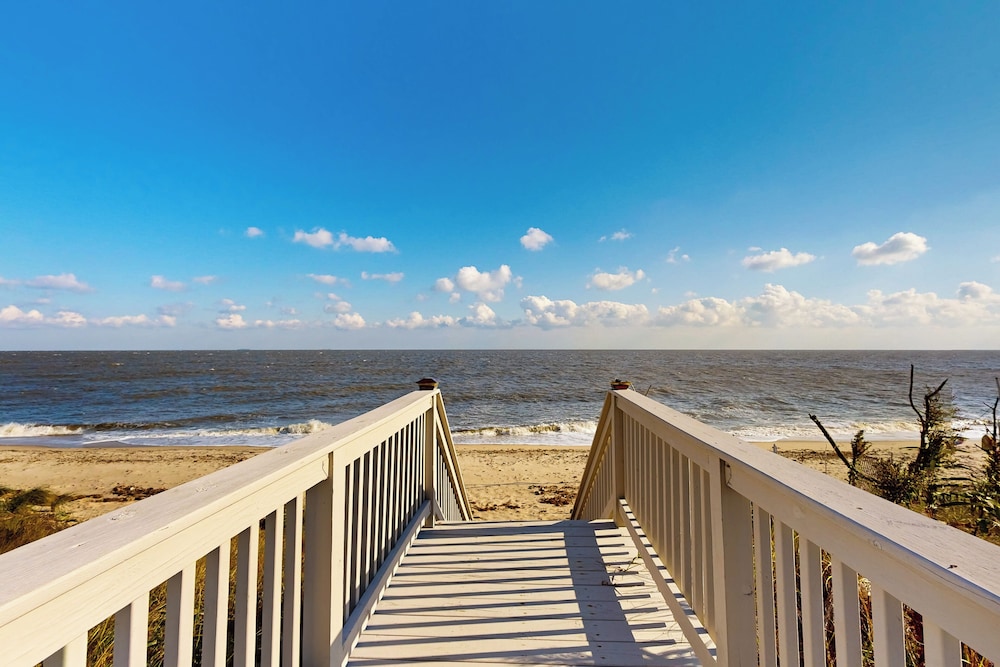 5BR Beachfront Home w/ Large Deck, Grill, W & D