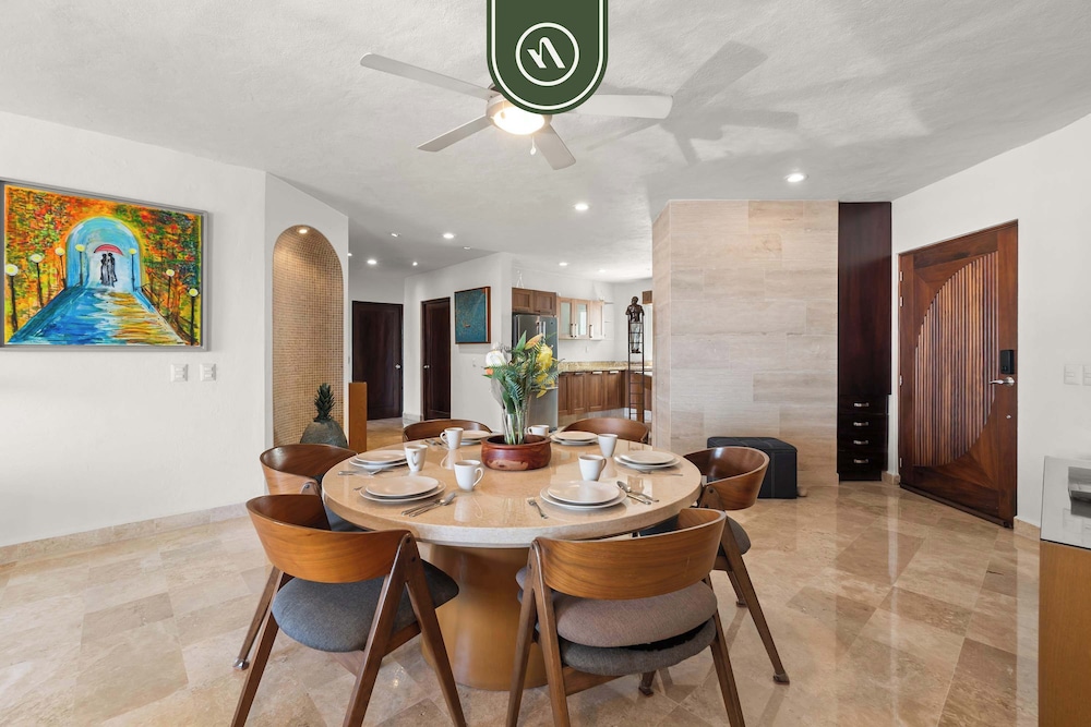 Stunning 2 BR Condo - Oceanview Terrace - Downtown