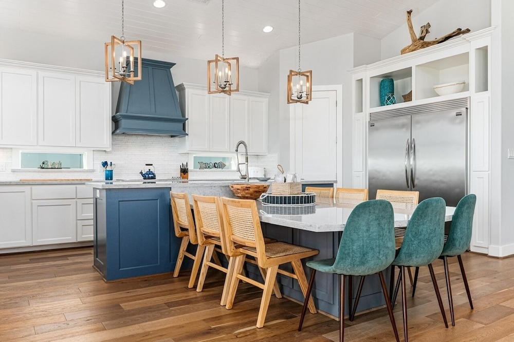 Deja Blue 5 Bedroom Home by RedAwning