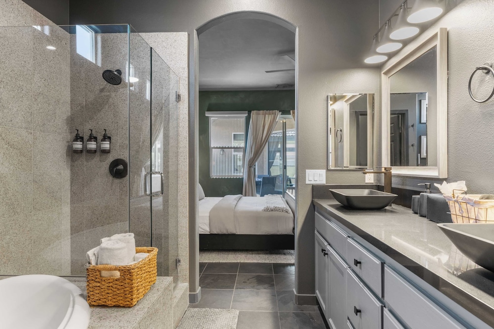 Designer Desert Oasis w/ Pool, Hot Tub, Outdoor Lounge The Riley by Avantstay