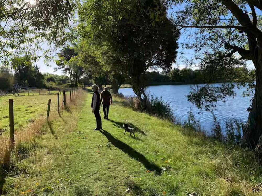 Cotswolds Lakeside Home-Summer Lake