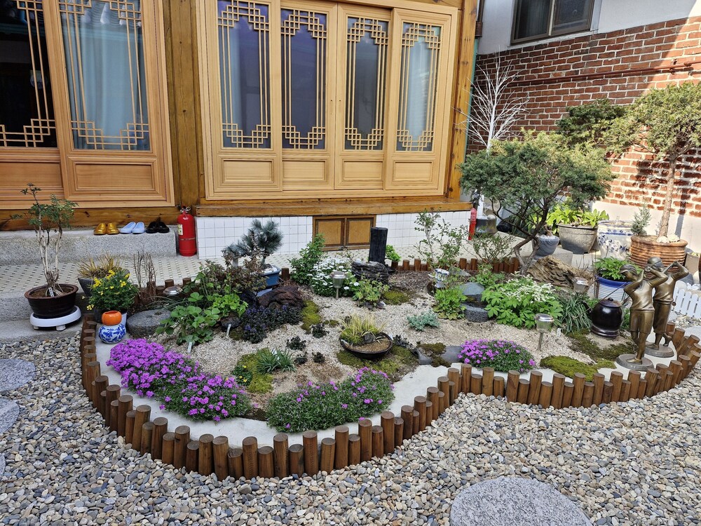 Leedo Hanok
