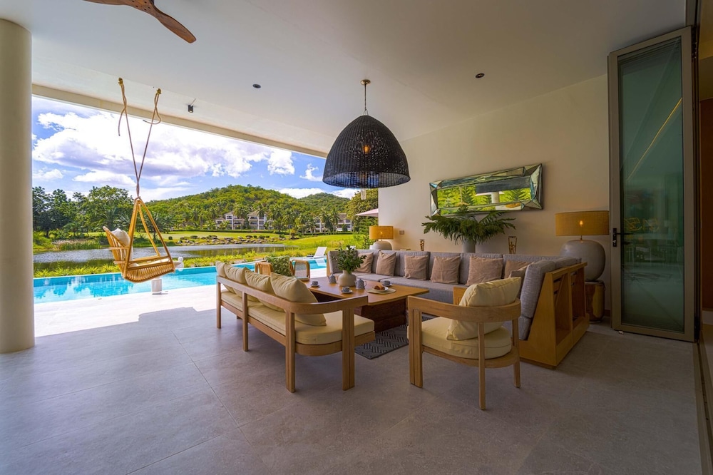 Ultra-Modern 6-Bedroom in GolfCourse PH6