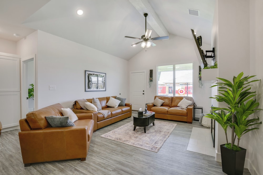 Hot Tub & Game Room: 'raider Resort' in Lubbock