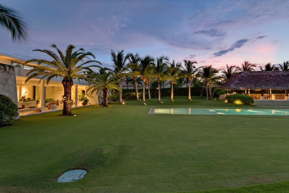 Magnificent 5BR Modern Tropical Villa With Pool
