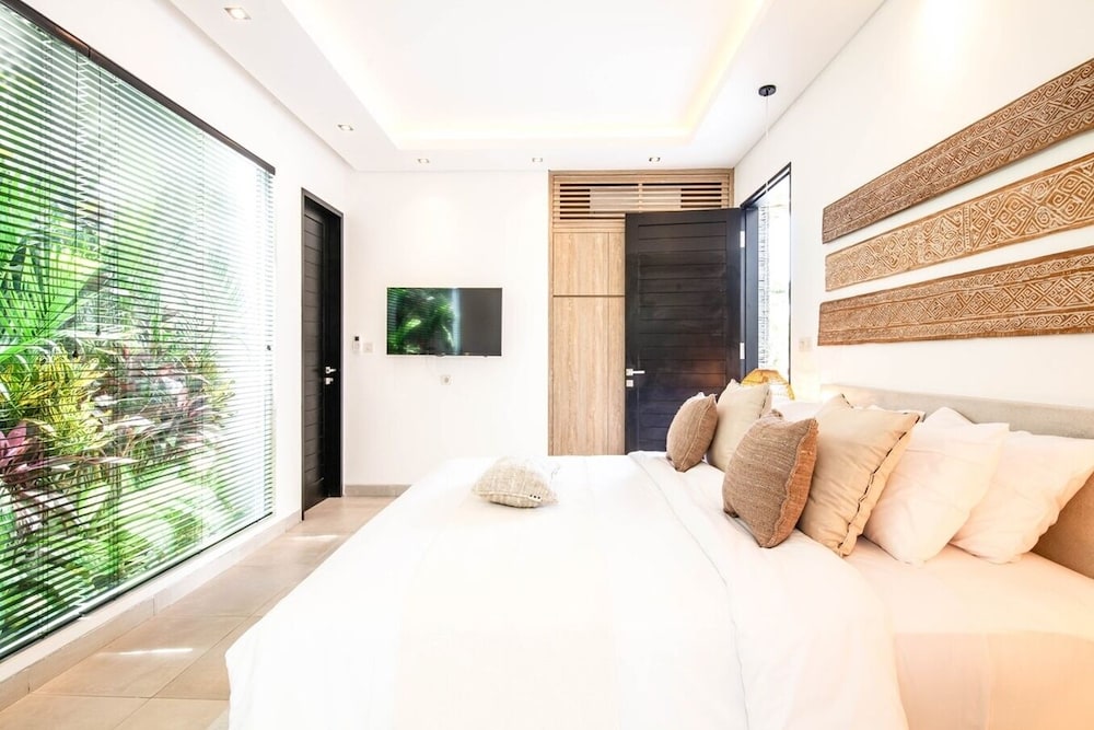 Contemporary 4BR Villa, 400m to Canggu Shore
