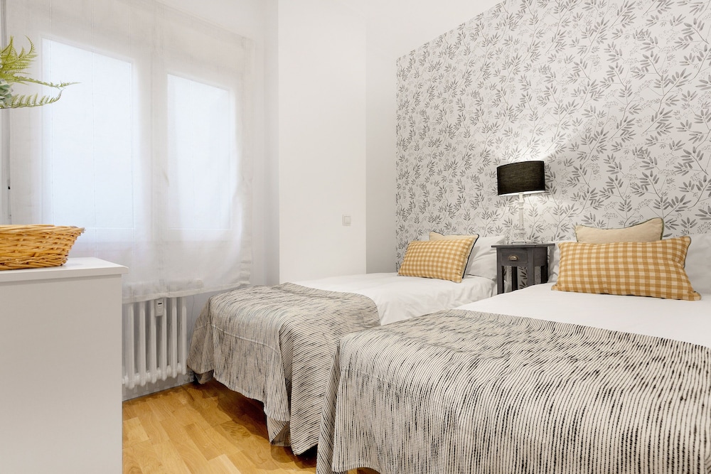 Bright 2 Bd Apartment in Front of Retiro Park Retiro II