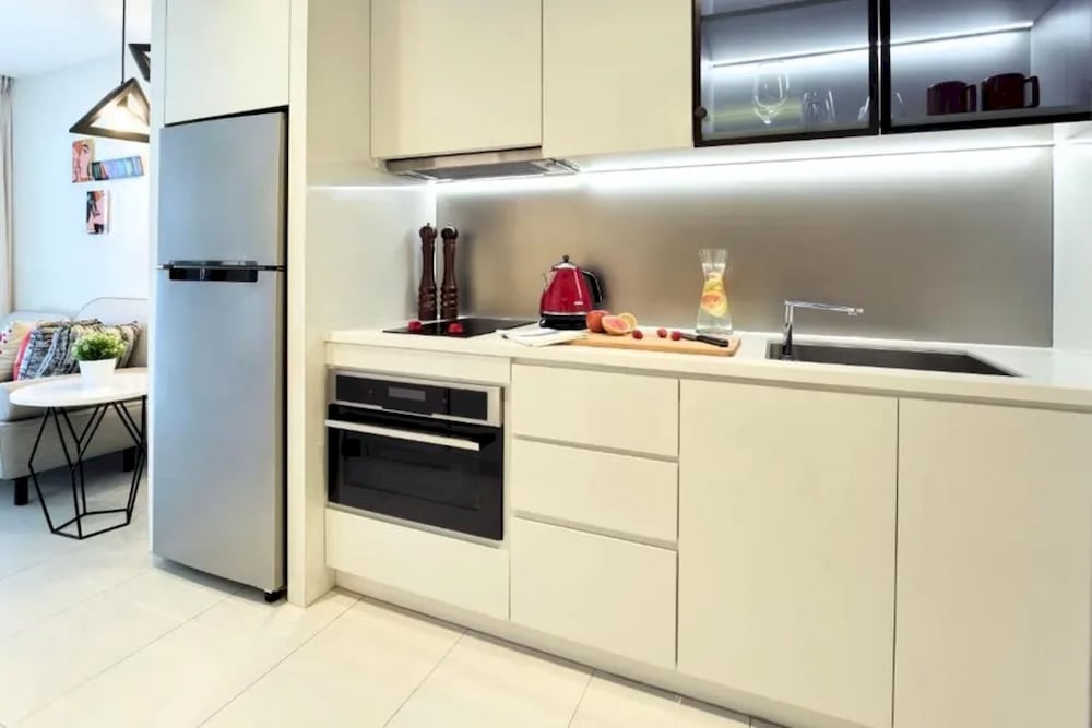 Beautiful 1 Bedroom Apt Prime Location in Singapore