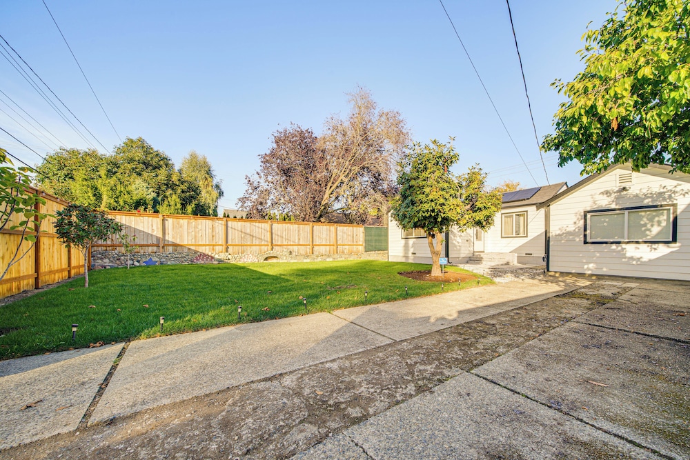 8 Mi to Downtown Seattle: Charming Home w/ Patio