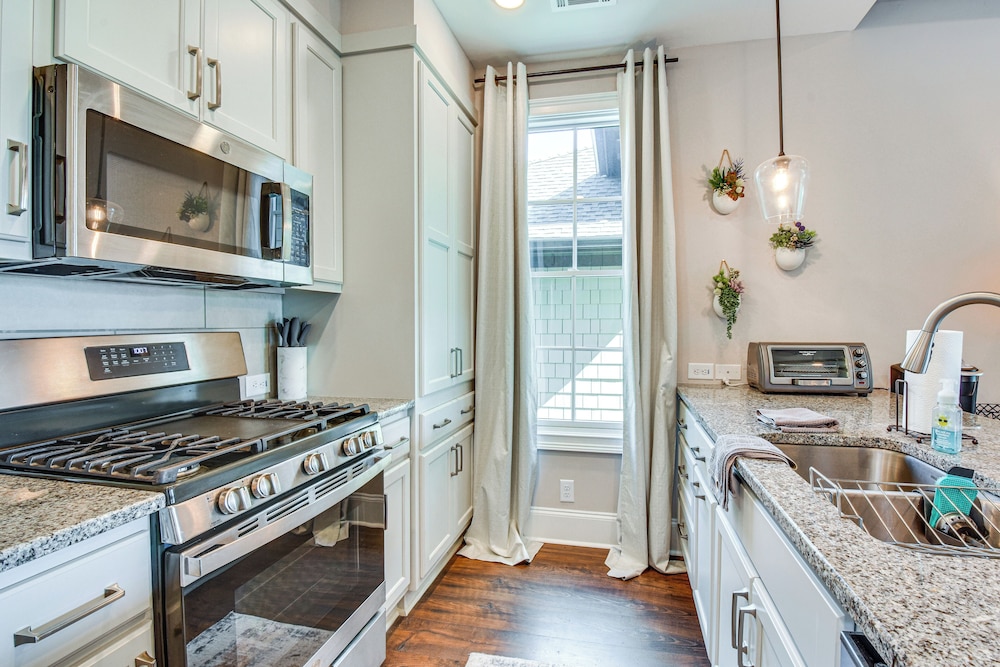 Community Perks: Mountain-view Condo in Toccoa!